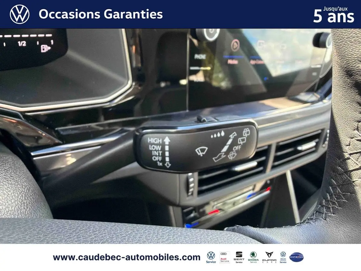 Gros plan sur la commande d’essuie-glace côté gauche dans l’habitacle noir de la Volkswagen Polo 2025.