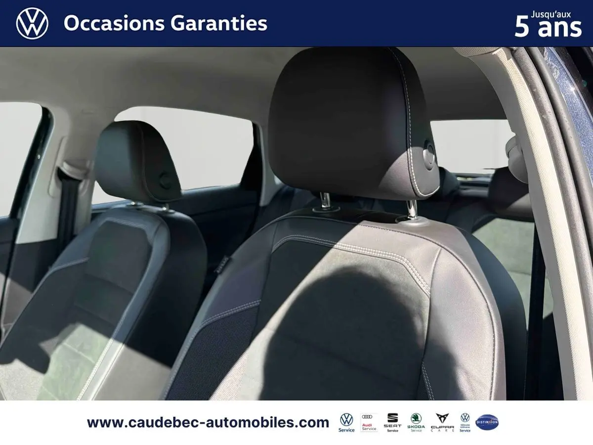 Vue intérieure rapprochée des sièges avant en cuir noir de la Volkswagen Polo 2025, avec surpiqûres grises visibles.