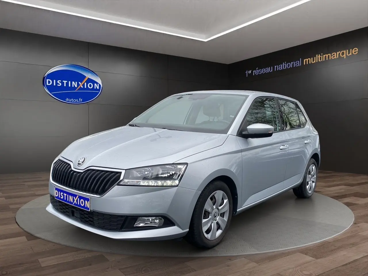 Vue 3/4 avant d'une Skoda Fabia gris argent 2021 avec calandre noire et jantes alliage cinq branches.