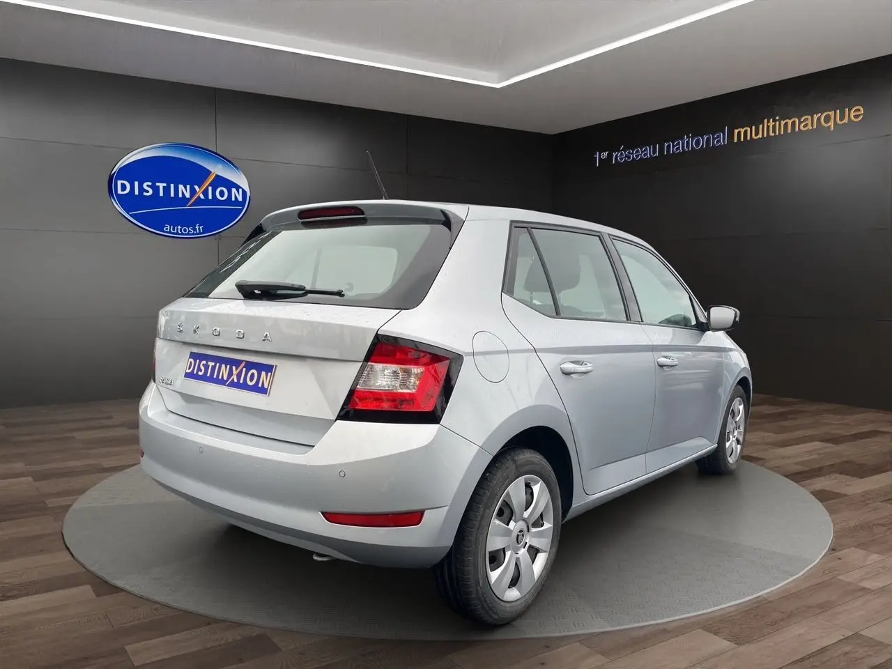 Vue 3/4 arrière droite d'une Skoda Fabia gris argent 2021 avec jantes acier et feux arrière distinctifs.