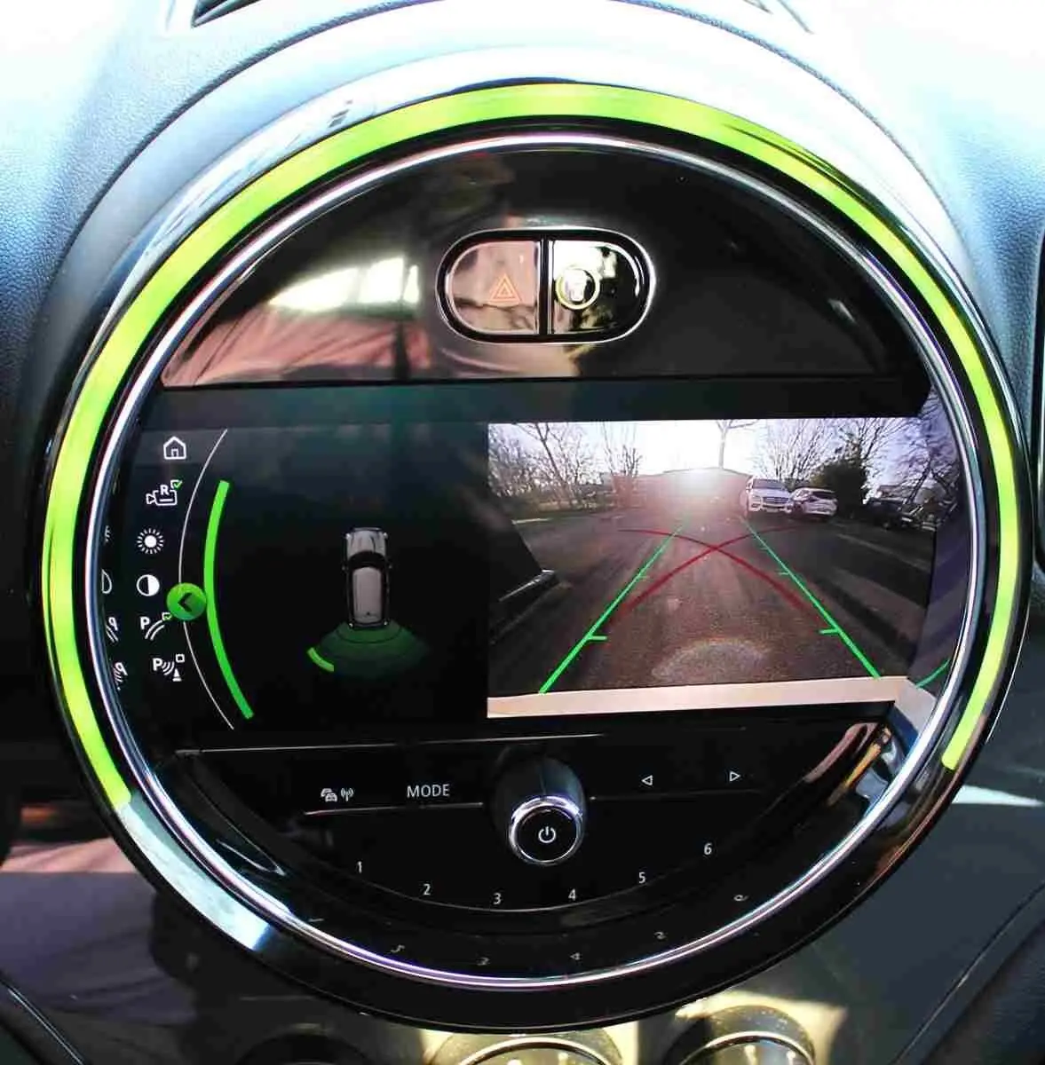 Écran central rond du MINI Countryman 2020 affichant la caméra de recul avec guidage vert et rouge, entouré d'un anneau lumineux vert.