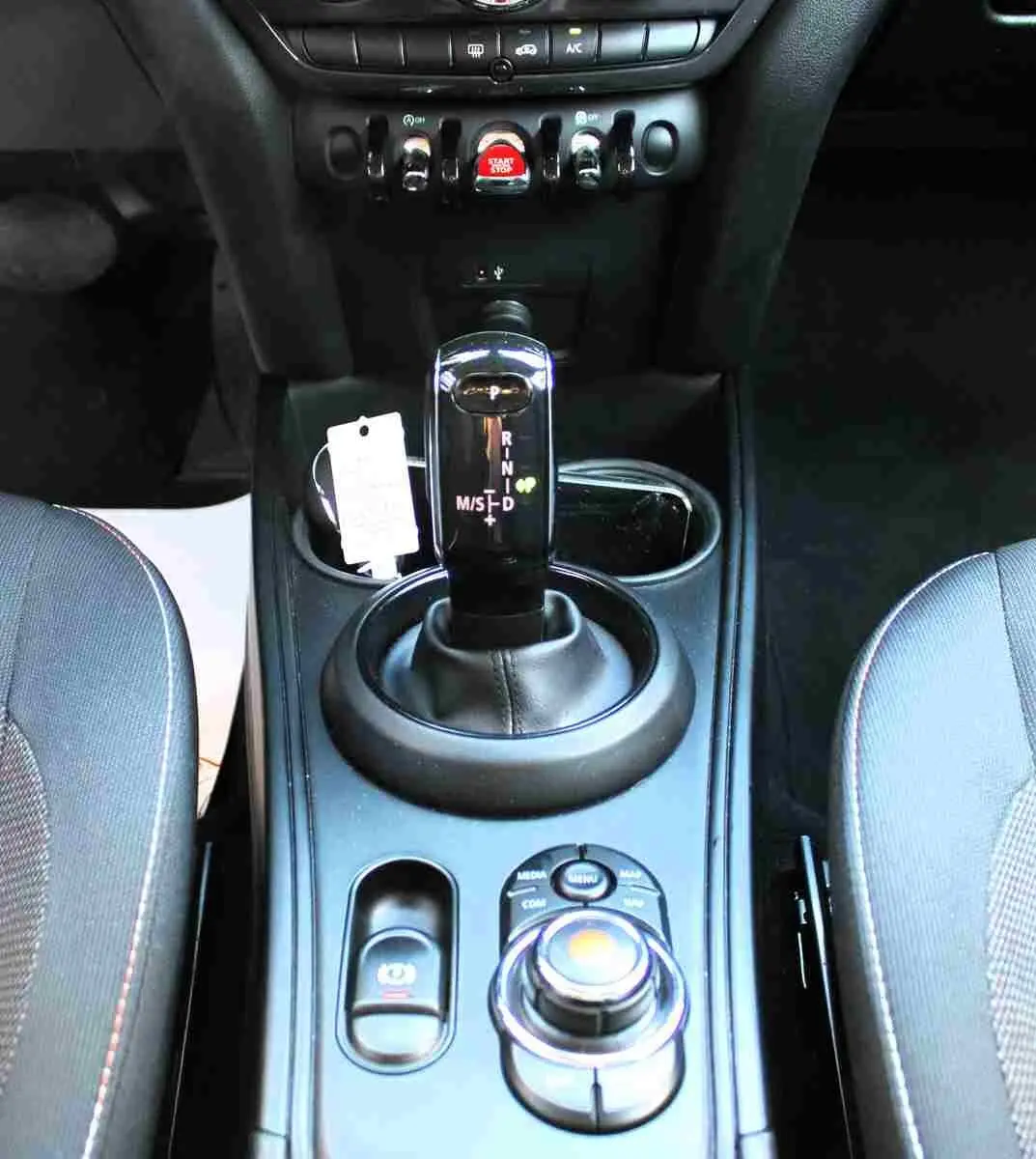 Vue rapprochée de la console centrale du MINI Countryman 2020, avec levier de vitesse automatique et boutons de commande.