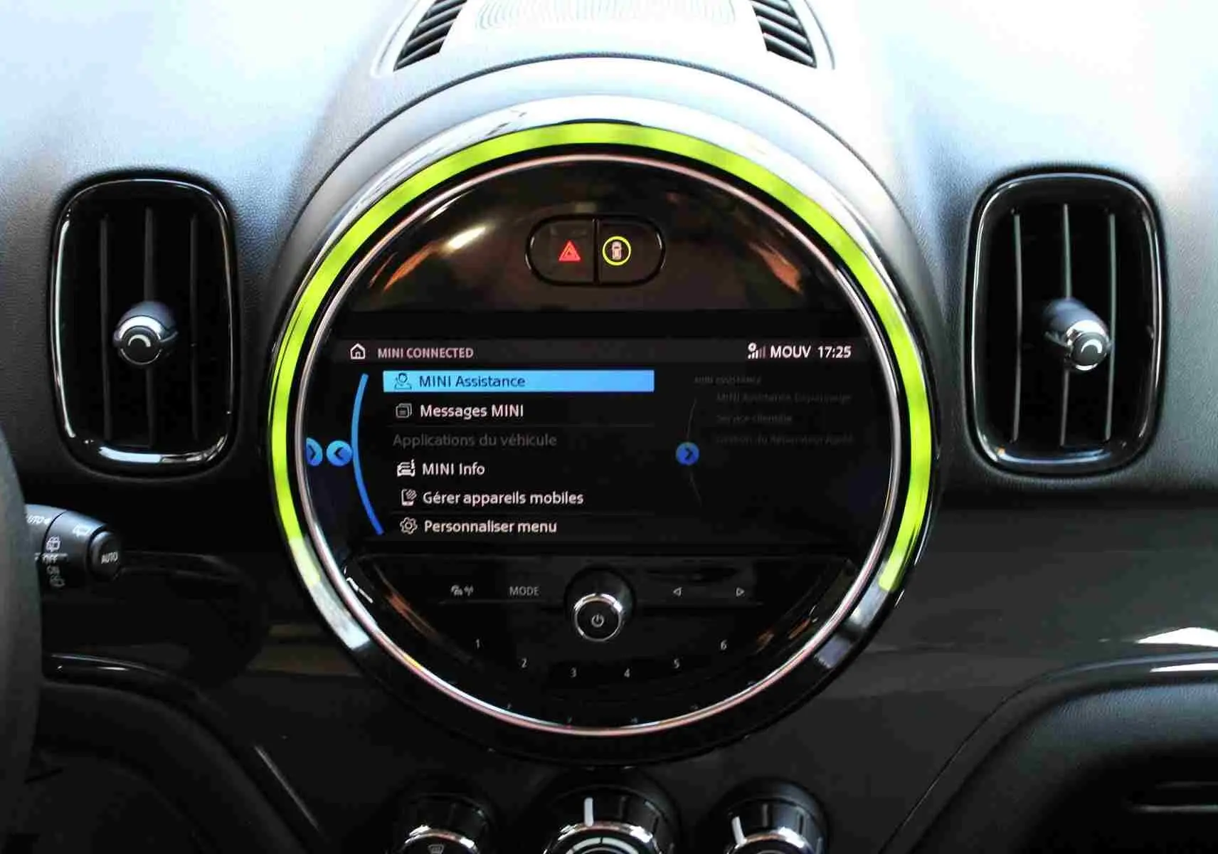 Gros plan sur l’écran central rond du tableau de bord du MINI Countryman 2020 avec éclairage LED vert autour.