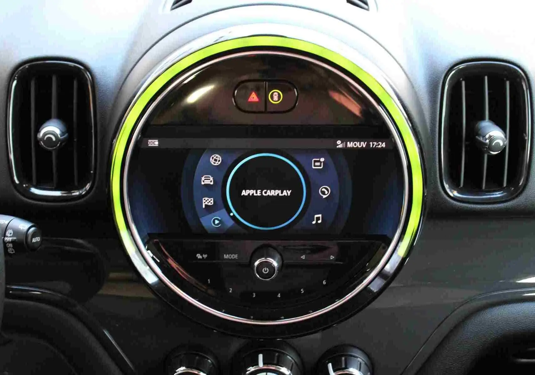 Gros plan sur l’écran central rond du tableau de bord du MINI Countryman gris perle, avec interface Apple CarPlay affichée.