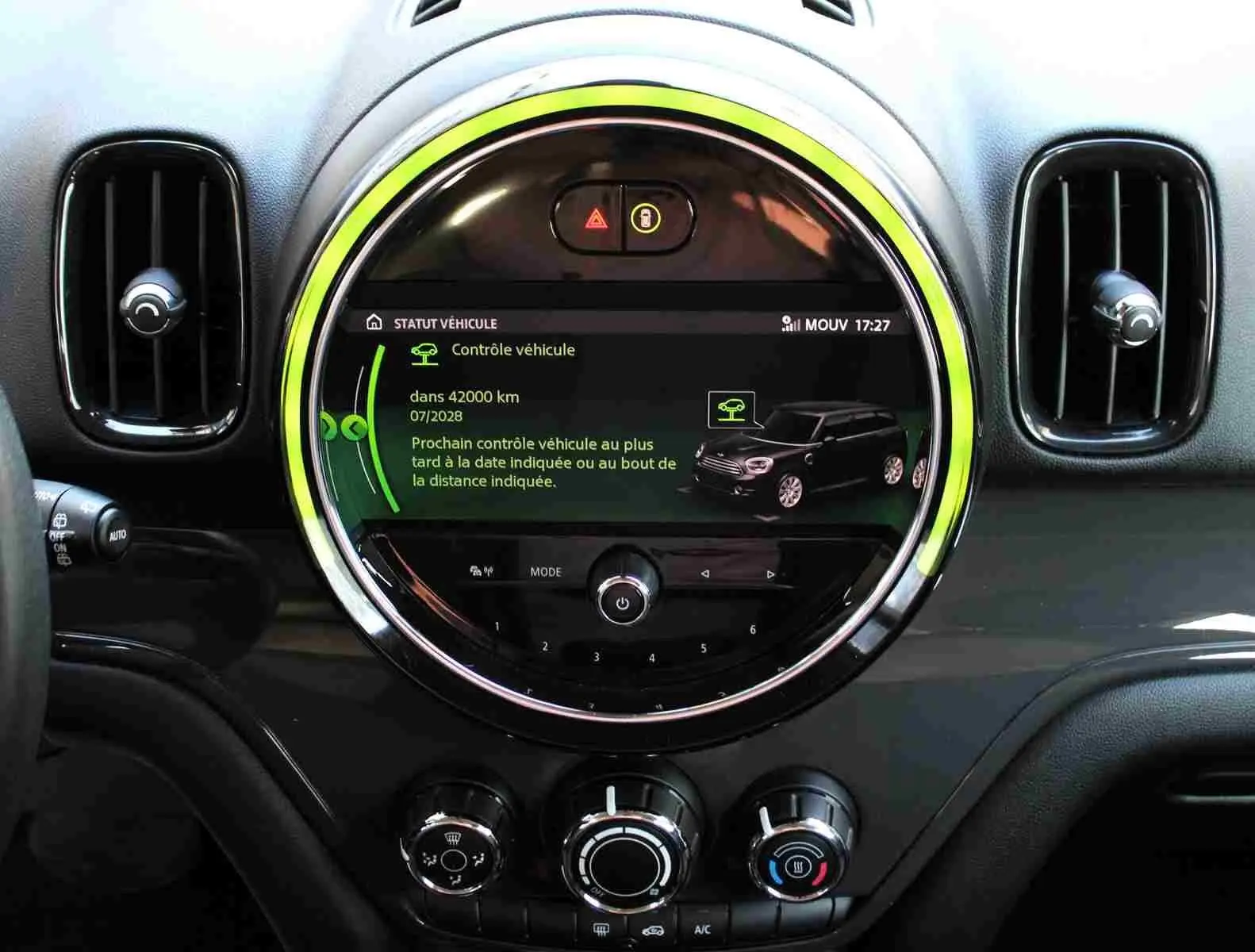 Vue rapprochée du tableau de bord du MINI Countryman 2020, écran central rond avec interface digitale et cerclage lumineux vert.