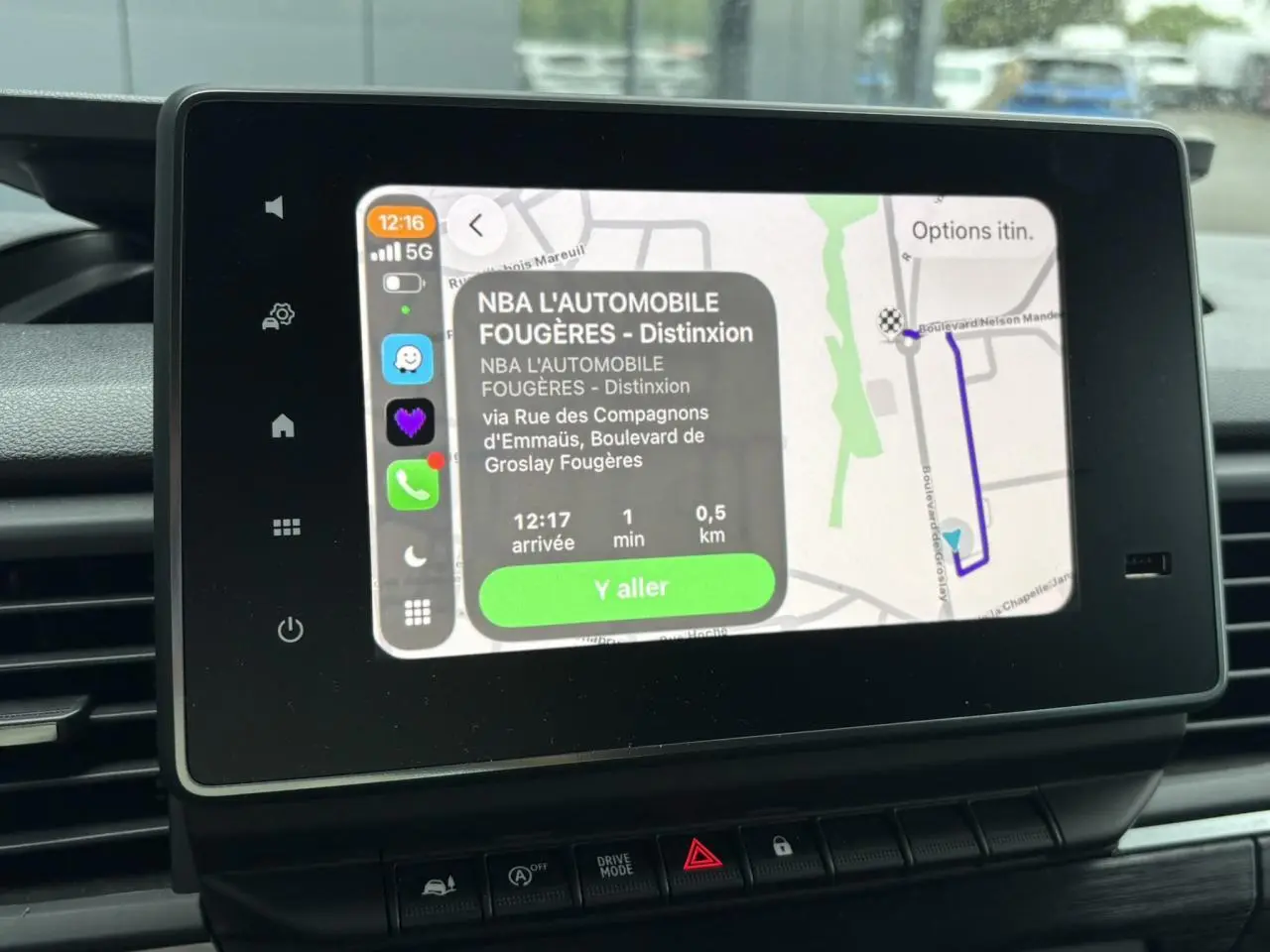 Écran tactile central du Nissan Primastar 2025 affichant la navigation avec interface smartphone connectée.