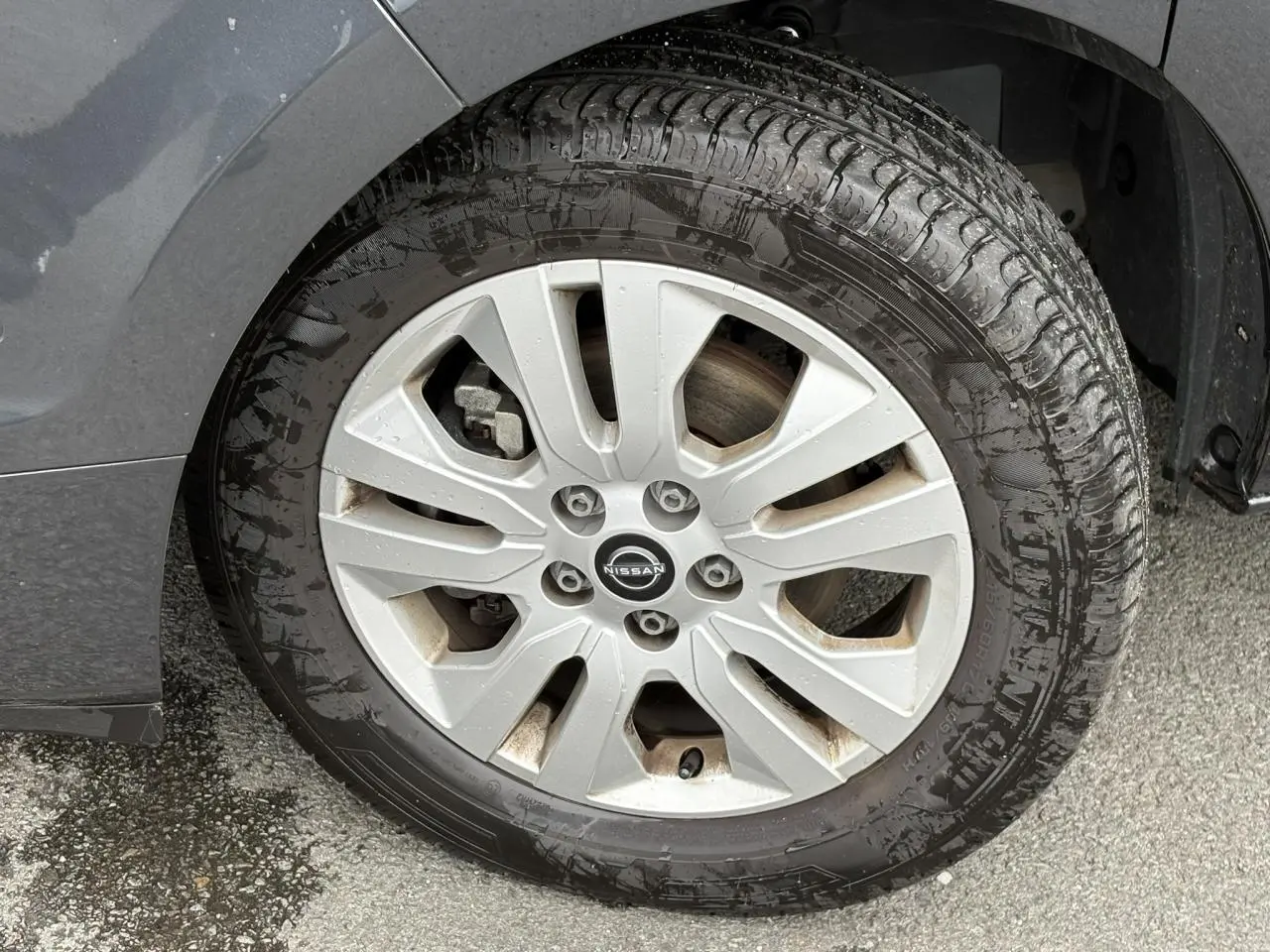 Gros plan sur la roue avant gauche gris Comète du Nissan Primastar 2025 avec jante alliage 17 pouces.