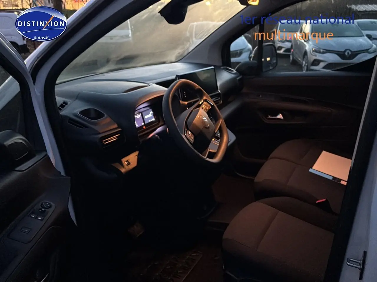 Intérieur avant du Citroën Berlingo Fourgon blanc 2025, vue côté conducteur avec tableau de bord et volant multifonction.