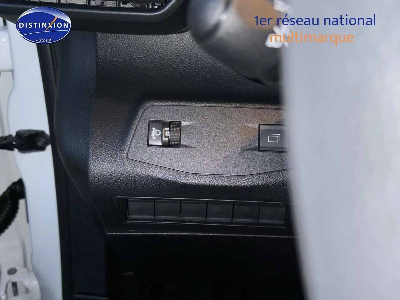 Détail du tableau de bord côté gauche du Citroën Berlingo Fourgon blanc 2025 avec commandes d'éclairage et boutons.