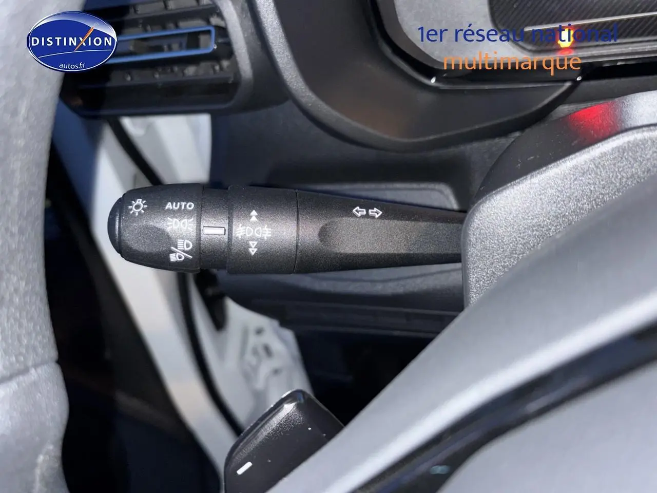 Gros plan sur la commande des feux et clignotants côté gauche du volant d'un Citroën Berlingo Fourgon blanc 2025.