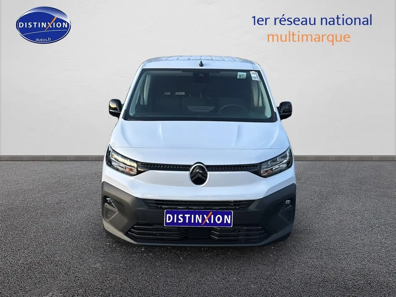 Vue frontale d'un Citroën Berlingo Fourgon XL blanc avec calandre noire et phares LED allumés.