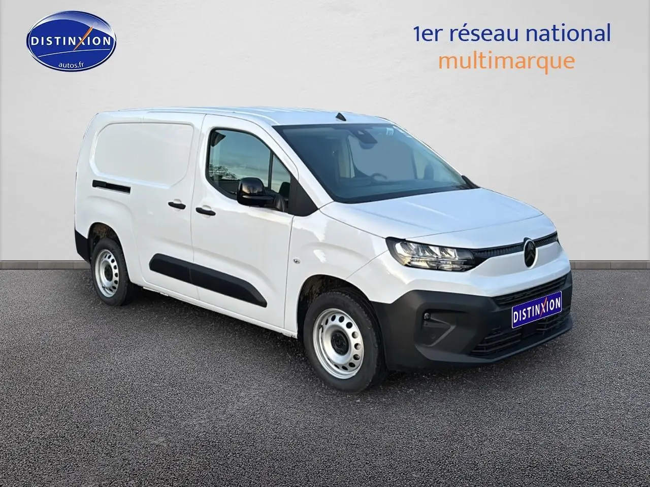 Vue 3/4 avant droit du Citroën Berlingo Fourgon XL blanc avec porte latérale coulissante et pare-chocs noir.