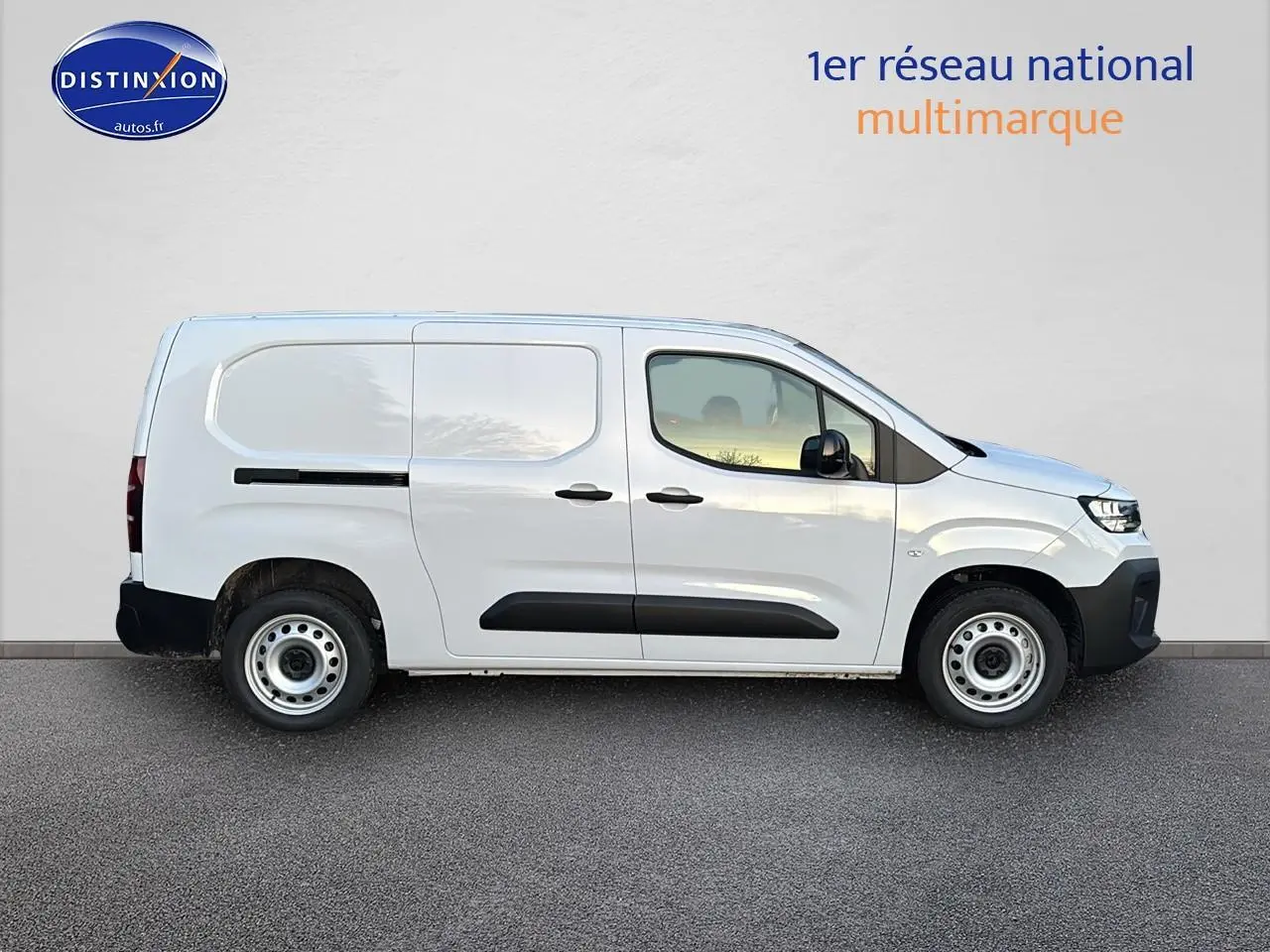Profil droit d’un Citroën Berlingo Fourgon XL blanc avec porte latérale coulissante et jantes acier.