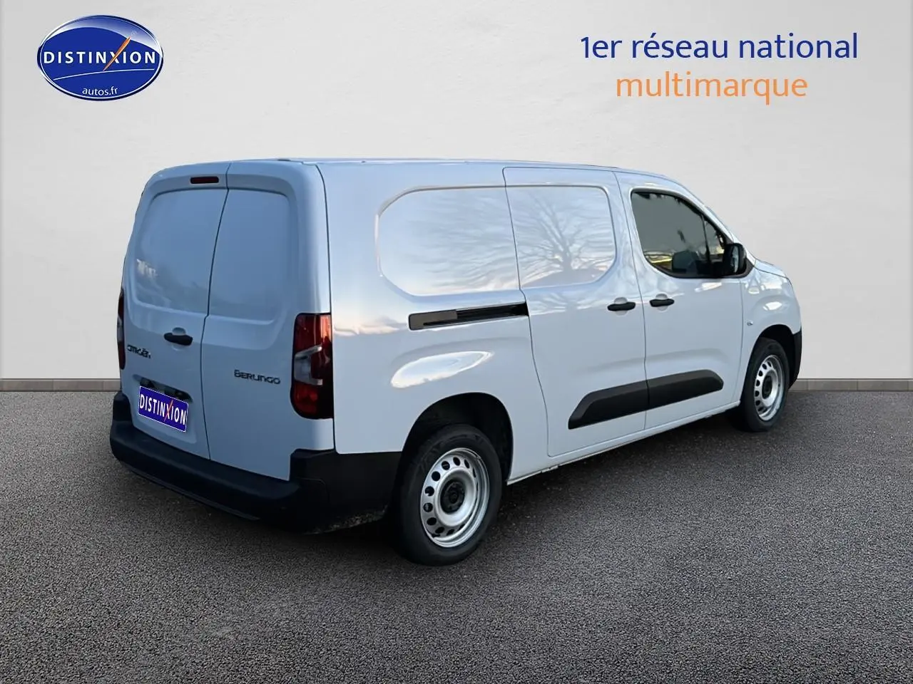 Vue 3/4 arrière droite d'un Citroën Berlingo Fourgon blanc avec porte latérale coulissante et double portes arrière.
