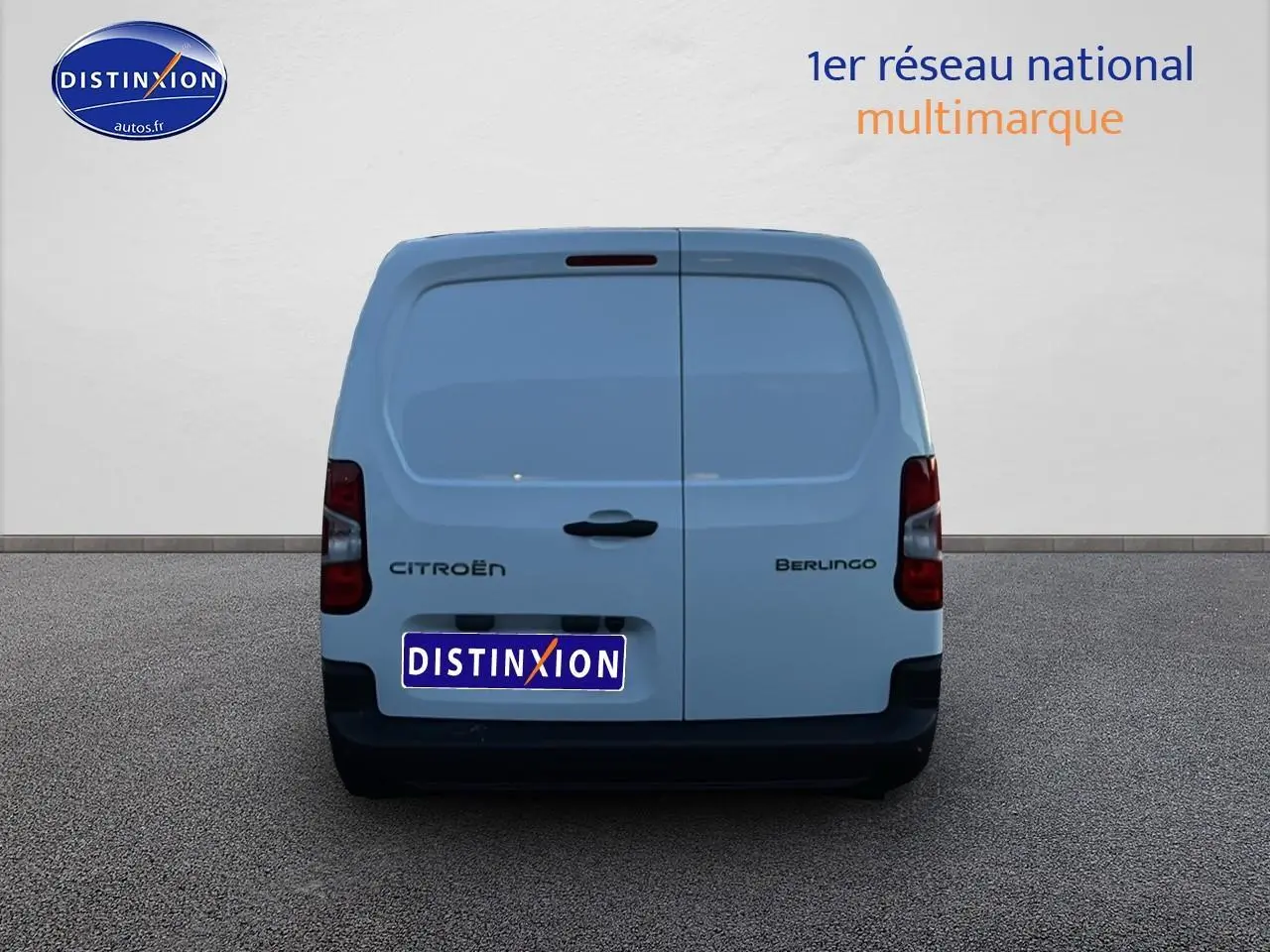 Vue arrière d'un Citroën Berlingo Fourgon blanc 2025 avec portes battantes et logo visible.
