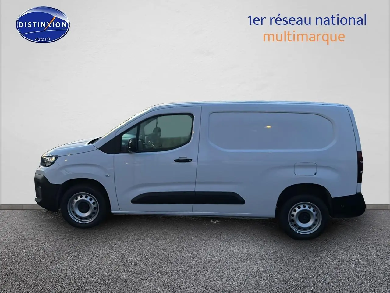 Vue de profil côté gauche du Citroën Berlingo Fourgon XL blanc avec porte latérale coulissante et jantes acier.