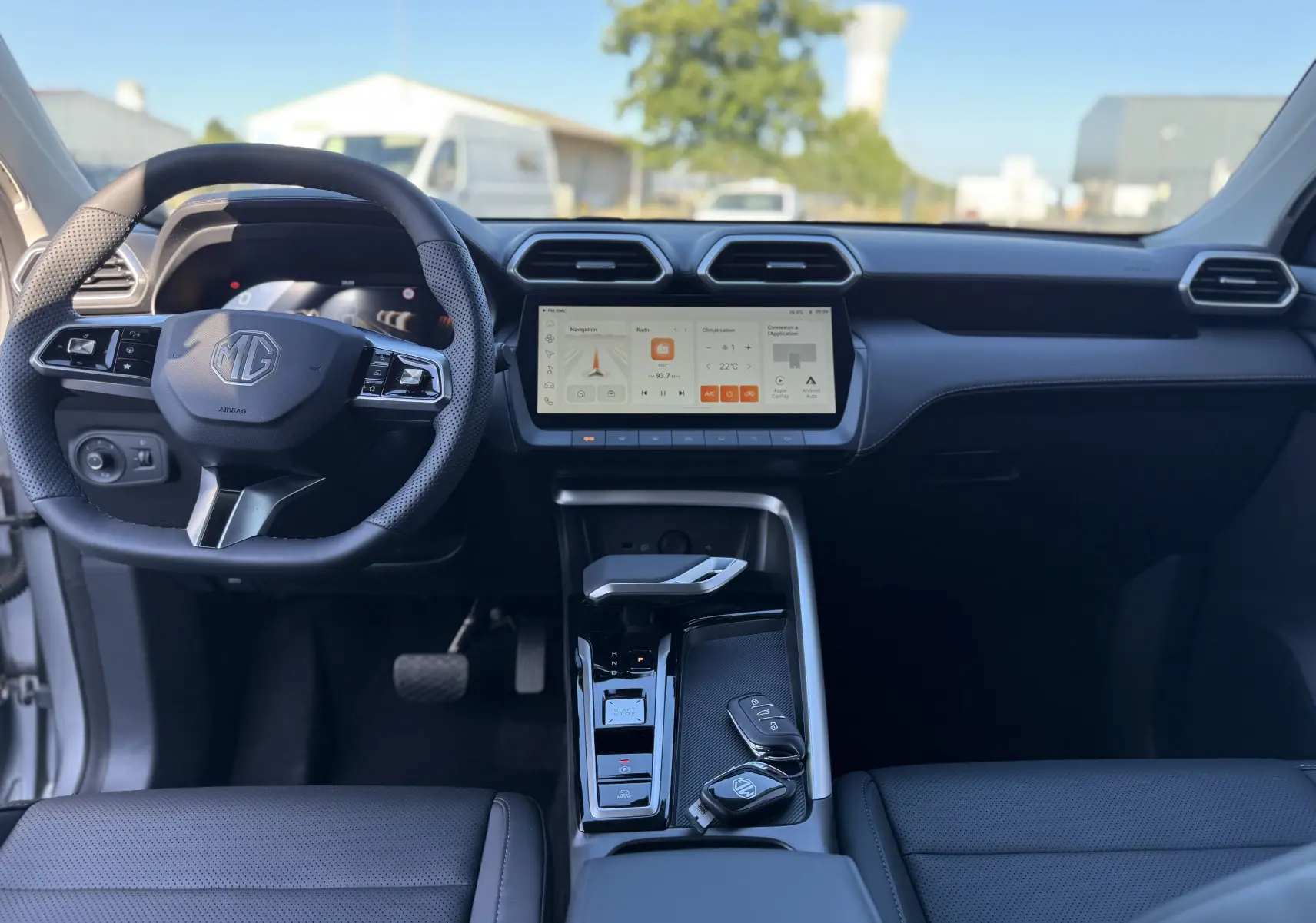 Vue intérieure avant du tableau de bord du MG ZS 1.5 L Hybrid+ 2026 en cuir noir avec écran tactile central et volant multifonction.
