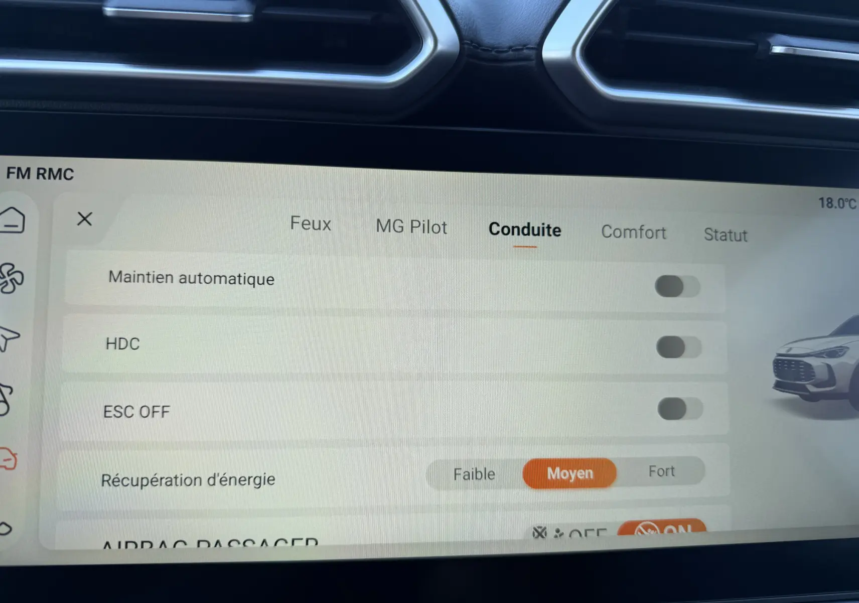 Écran tactile intérieur du MG ZS 1.5 L Hybrid+ 2026 montrant les réglages de conduite et assistance, ambiance moderne.