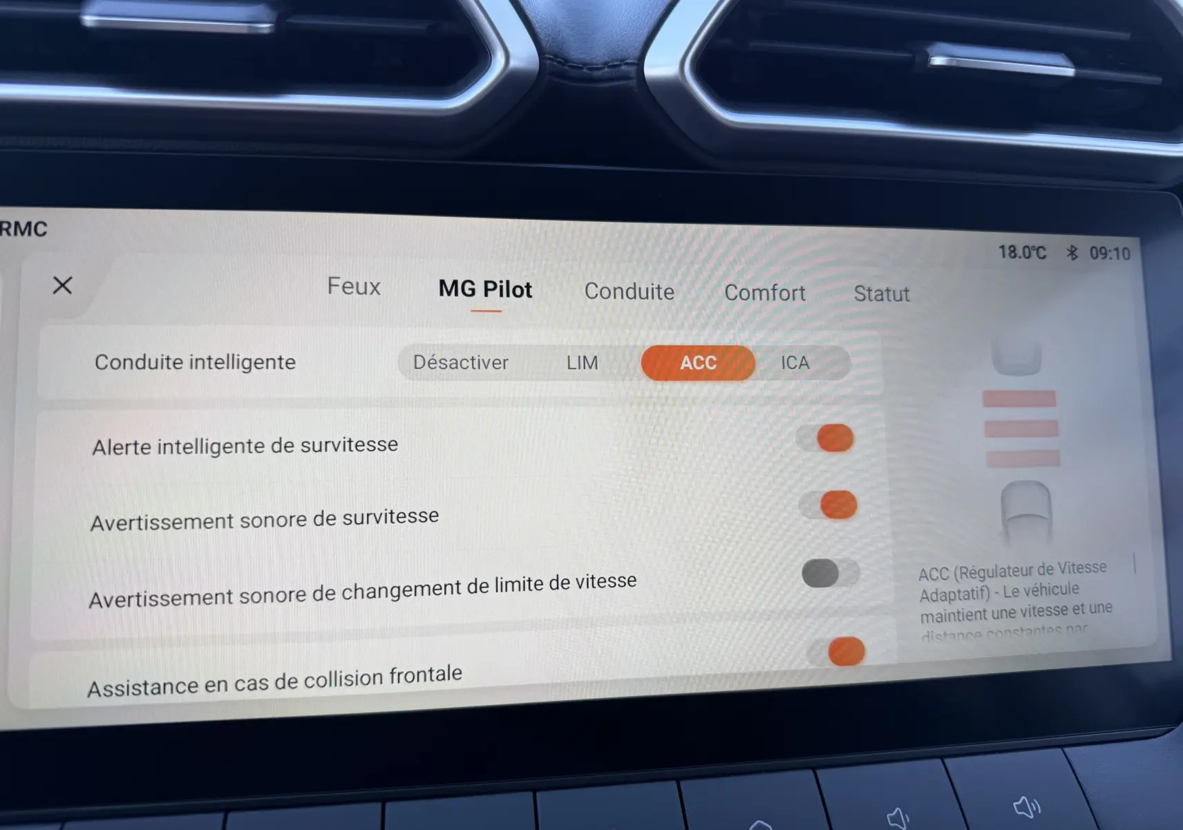 Écran tactile intérieur du MG ZS 1.5 L Hybrid+ 2026 montrant les réglages du système d’aide à la conduite MG Pilot.
