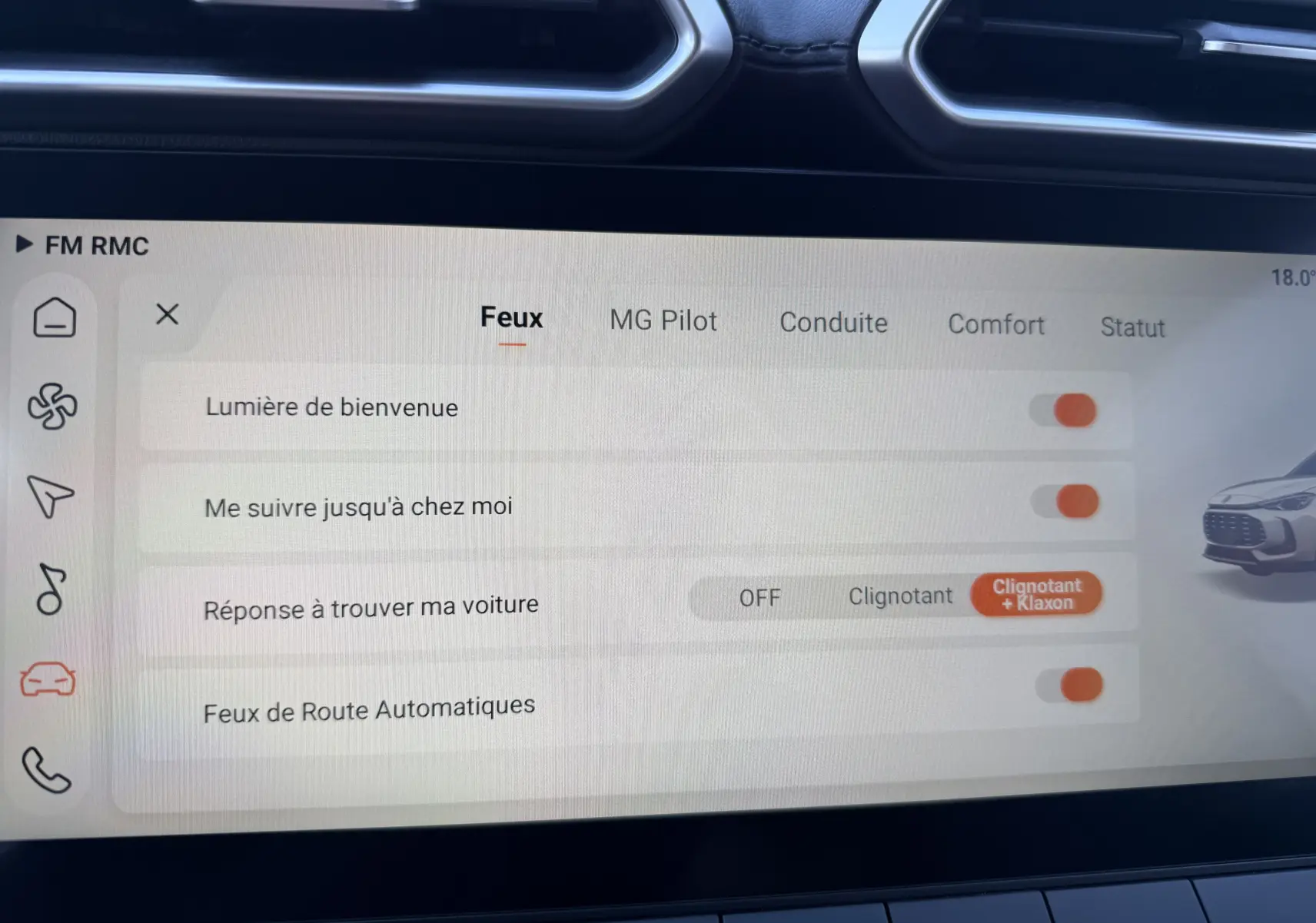 Écran tactile central du MG ZS 1.5 L Hybrid+ 2026 montrant les réglages des feux avec interface claire et icônes modernes.