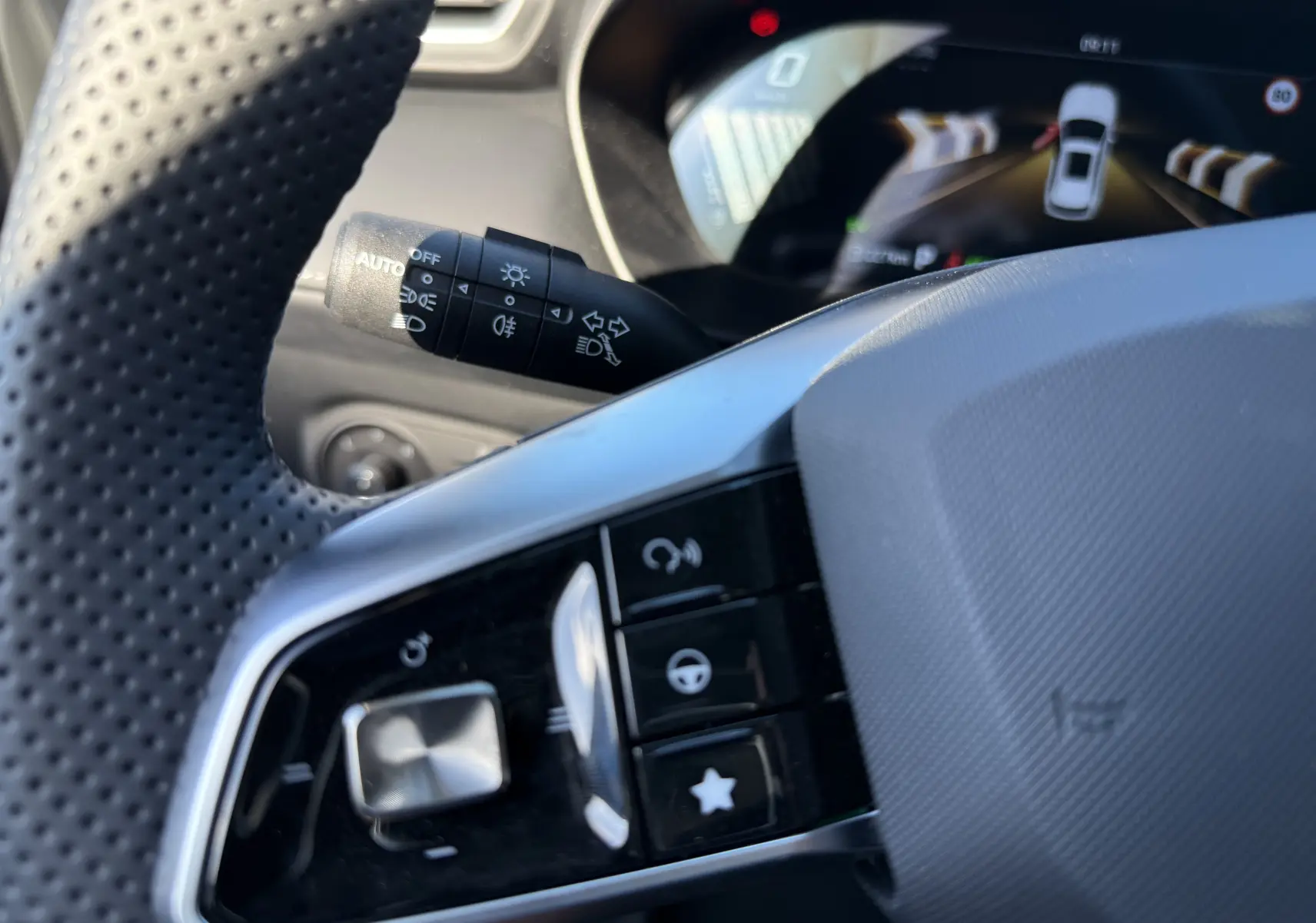 Gros plan sur la partie gauche du volant perforé et le combiné d'instruments numérique du MG ZS 2026.