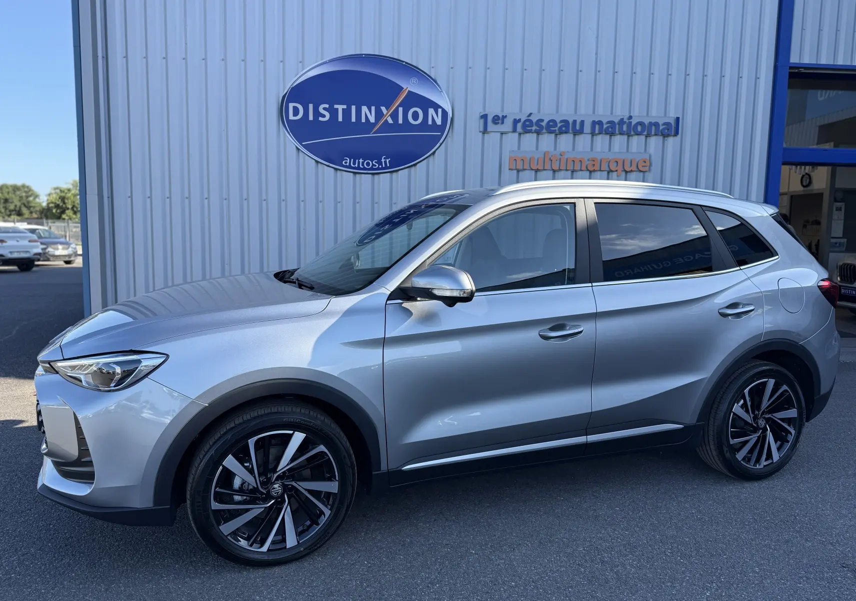 Vue latérale droite du MG ZS 1.5 L Hybrid+ 197 ch Luxury en gris Hampstead, avec jantes alliage noires et détails chromés.