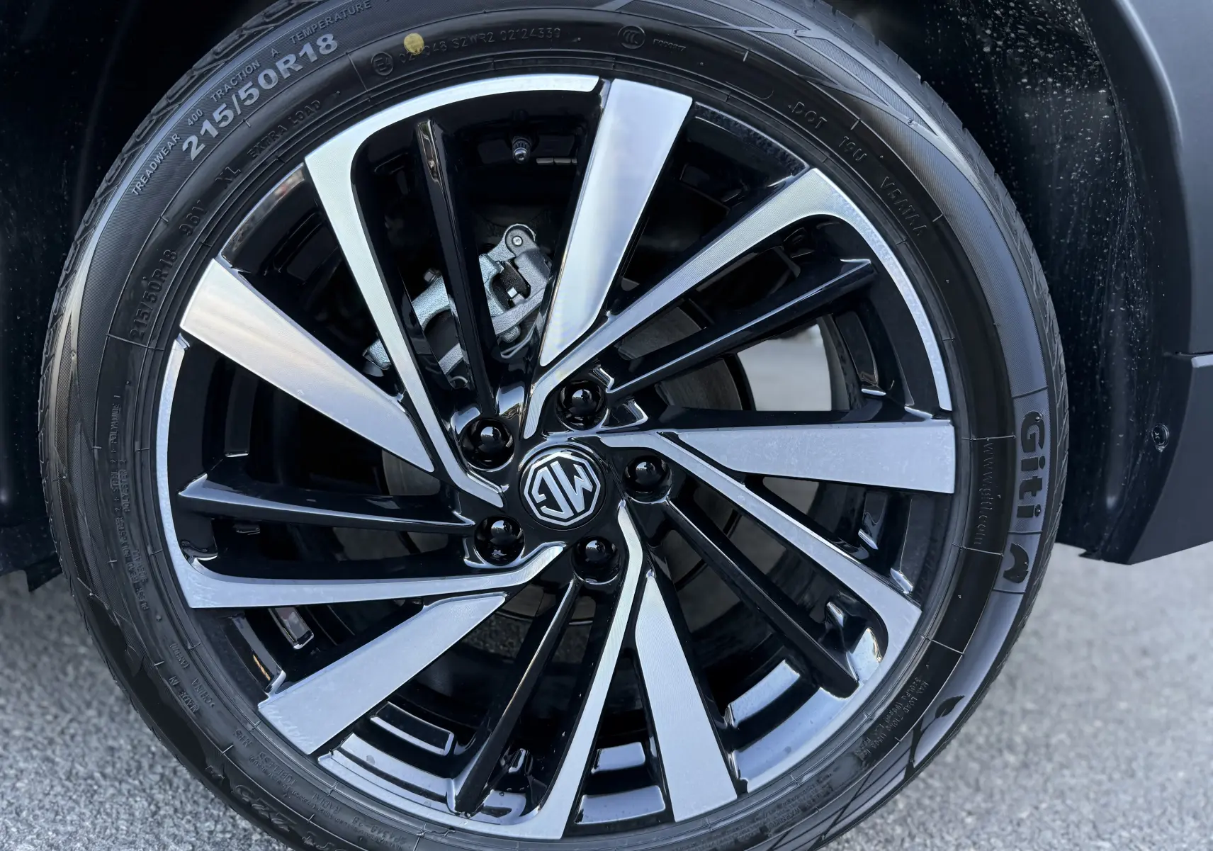 Gros plan sur la jante alliage bicolore noire et argentée du MG ZS 1.5 L Hybrid+ 2026 en couleur Hampstead Grey.