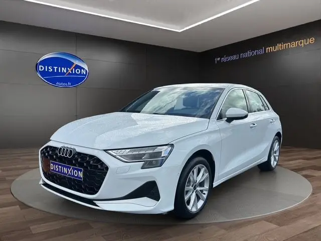 Audi A3 Sportback blanc Arkona en 3/4 avant droit, avec calandre hexagonale noire et jantes alliage léger.