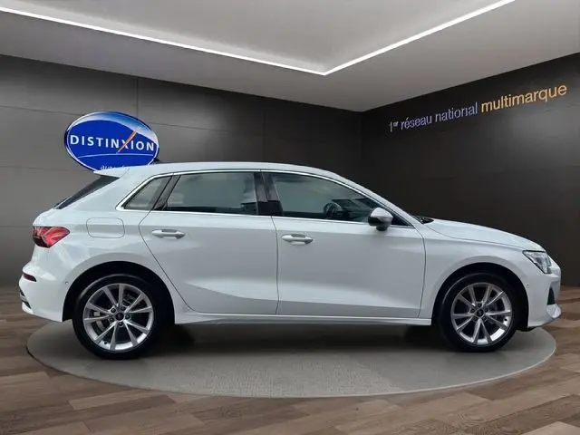 Audi A3 Sportback blanc Arkona vue de profil côté gauche, jantes alliage léger et vitres teintées.