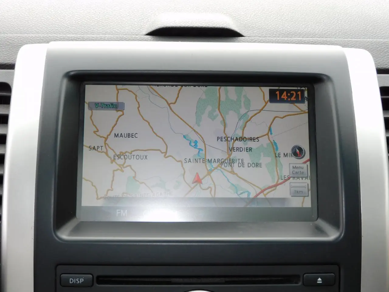 Écran GPS affichant une carte routière dans le tableau de bord du Nissan X-TRAIL noir de 2011.