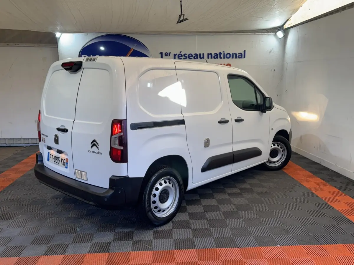Vue 3/4 arrière droite du Citroën Berlingo blanc utilitaire avec portes arrière pleines et jantes acier.