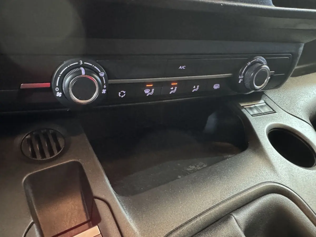 Détail de la console centrale du Citroën Berlingo 2020 blanc, montrant les commandes de climatisation et ventilation.