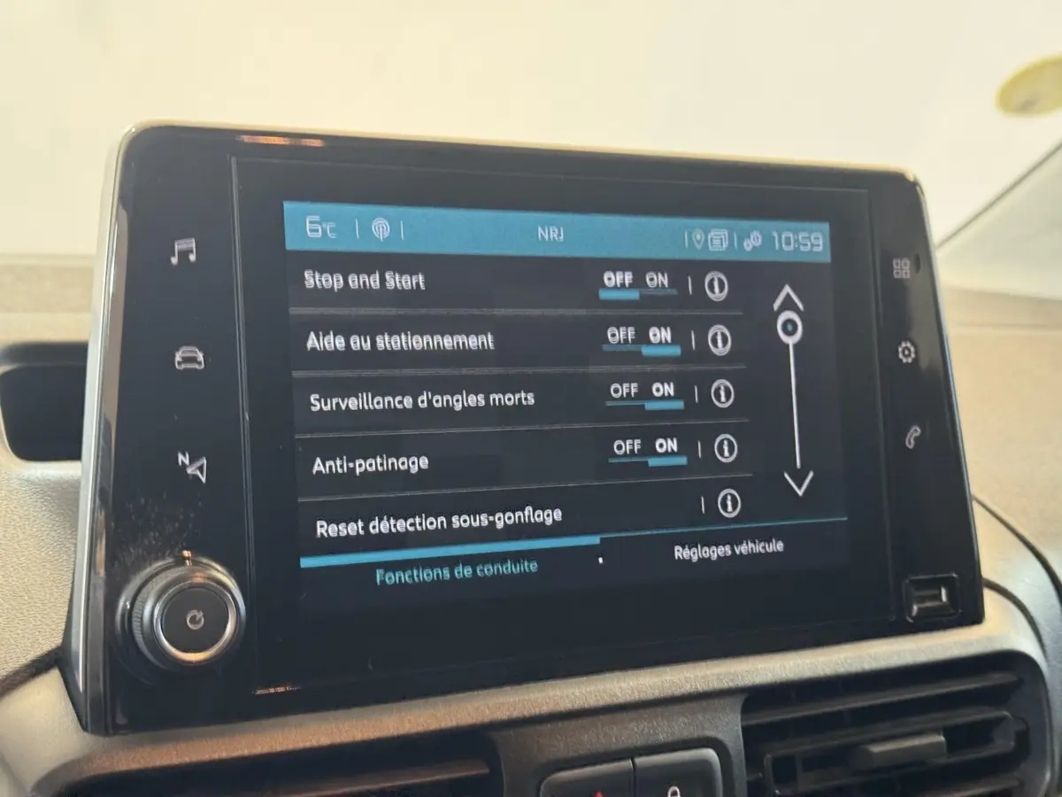 Écran tactile central du tableau de bord du Citroën Berlingo 2020 affichant les réglages d’aides à la conduite.