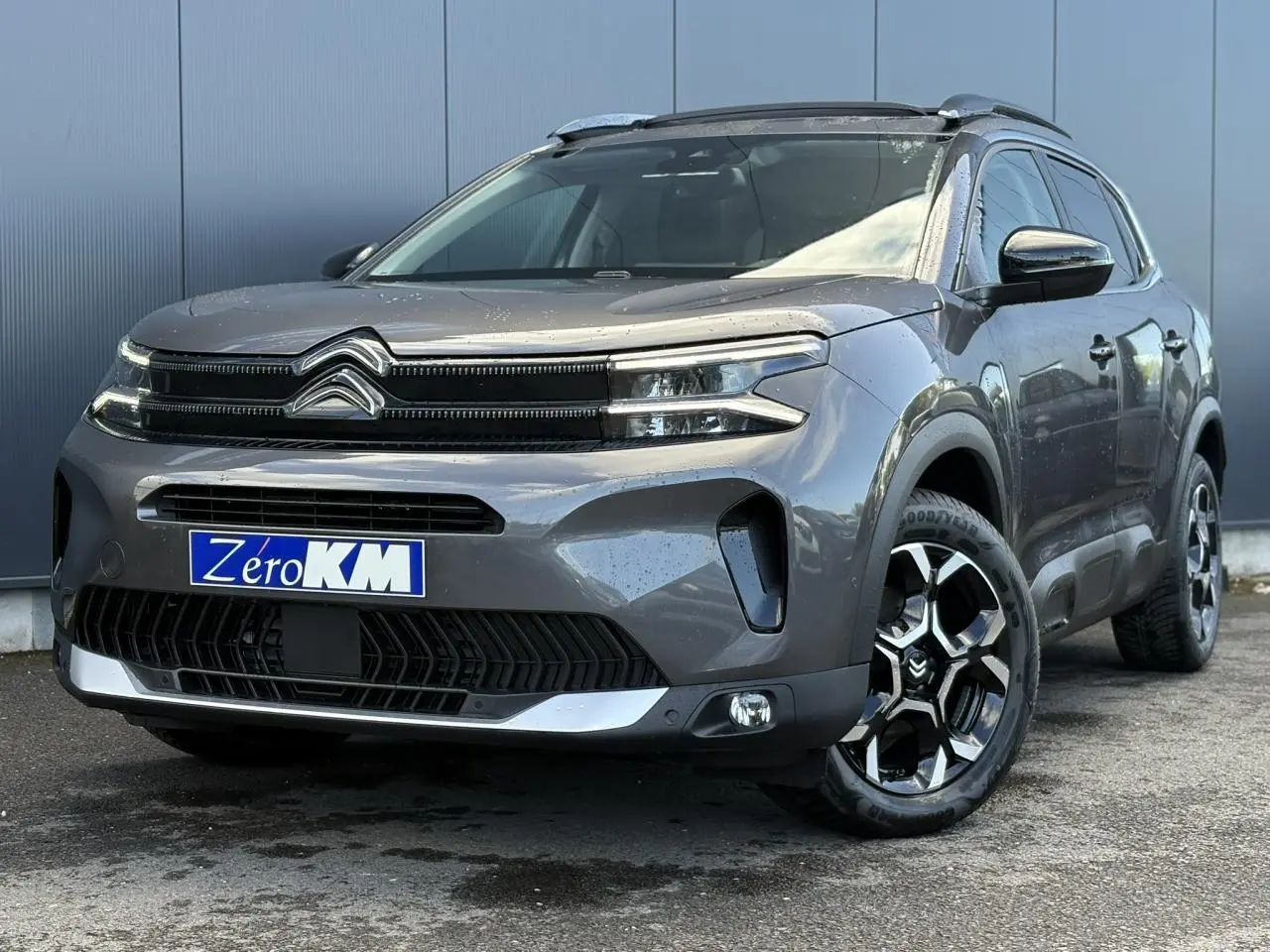 Citroën C5 Aircross gris Platinium en 3/4 avant droit, avec jantes alliage bi-ton et toit noir brillant.