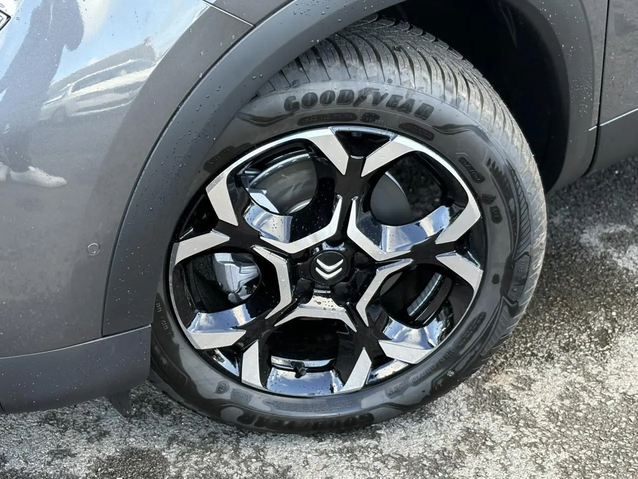 Gros plan sur la jante alliage bi-ton noire et argentée du côté avant gauche du Citroën C5 Aircross Gris Platinium.