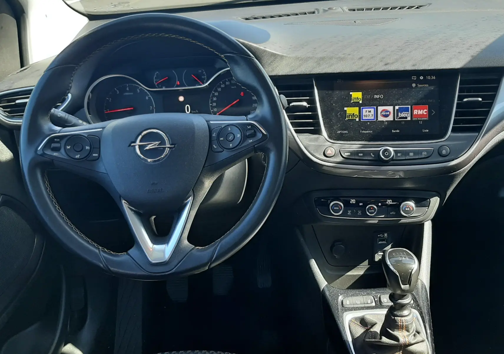 Vue intérieure montrant la banquette arrière en tissu gris et noir de l'Opel Crossland X 130ch Innovation 2019.