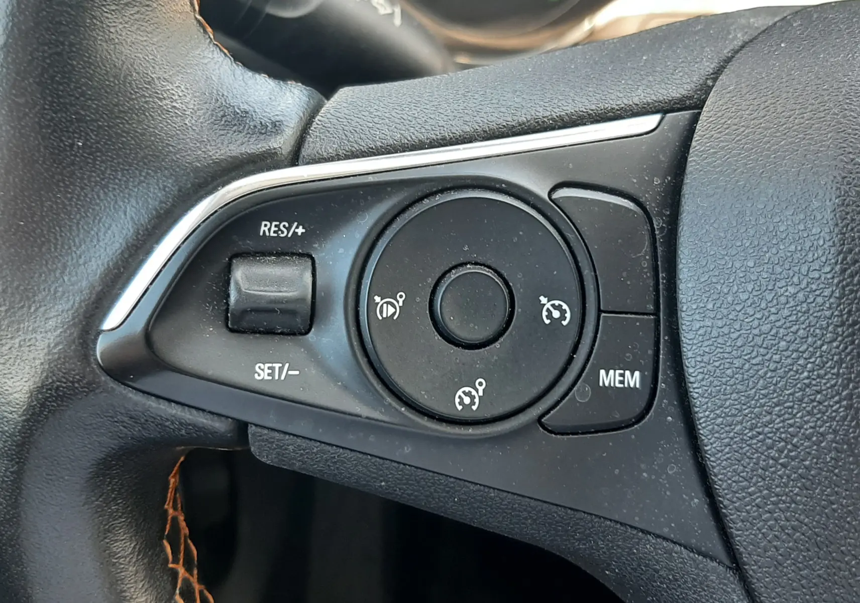 Gros plan sur les commandes d'éclairage noires de l'Opel Crossland X 130ch Innovation 2019, intérieur gris.