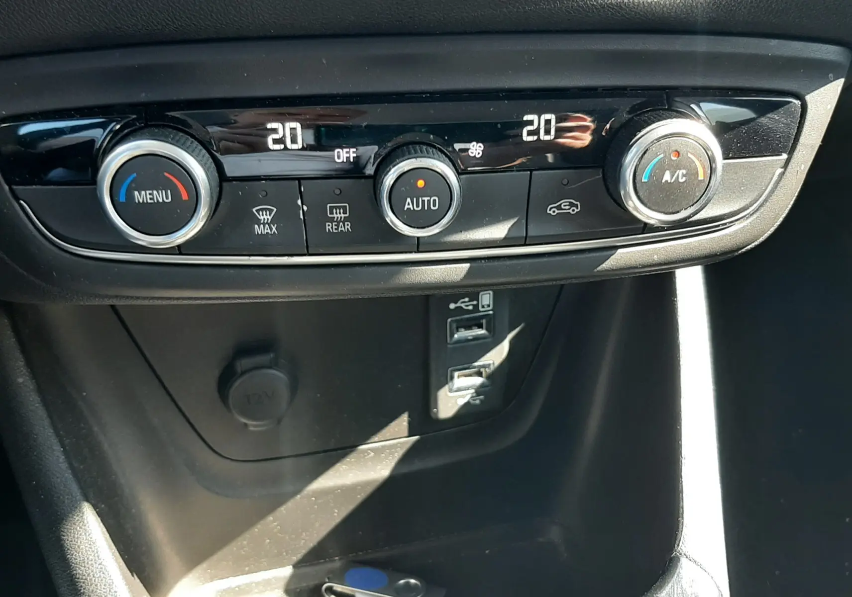 Prise 12V et double port USB en gros plan dans le compartiment central d'un Opel Crossland X 130ch Innovation 2019.