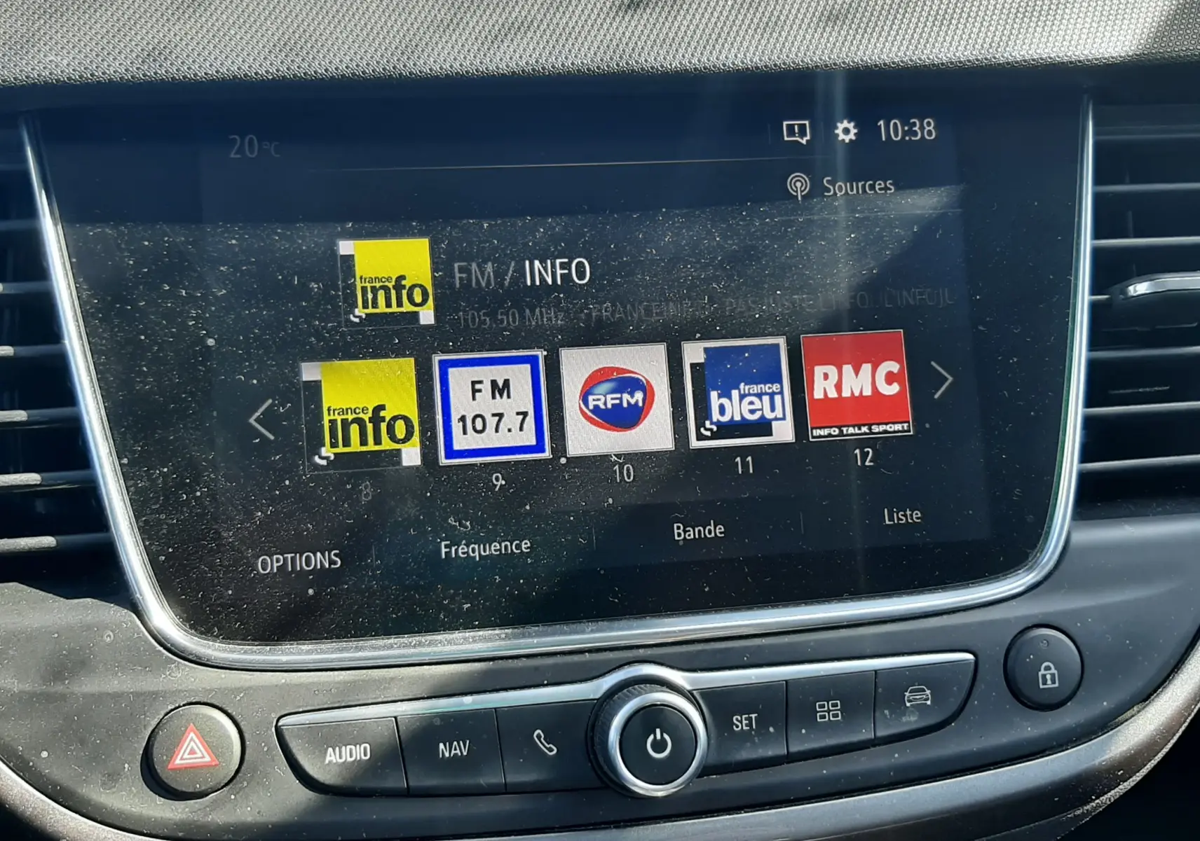 Panneau de commande de climatisation automatique avec affichage digital et ports USB dans l'Opel Crossland noir toit blanc 2019.