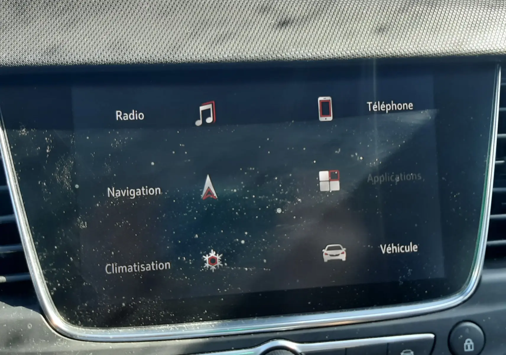 Écran tactile central de l’Opel Crossland X 130ch Innovation 2019 affichant la recherche Bluetooth, entouré de commandes audio et navigation.