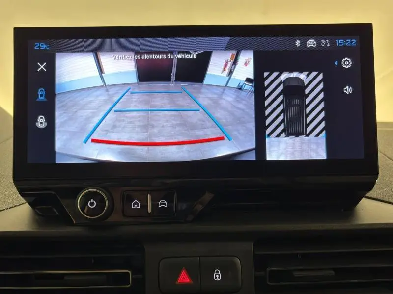 Écran tactile du Peugeot Partner XL BlueHDi 130 en mode caméra de recul avec vue 360° et lignes de guidage colorées.