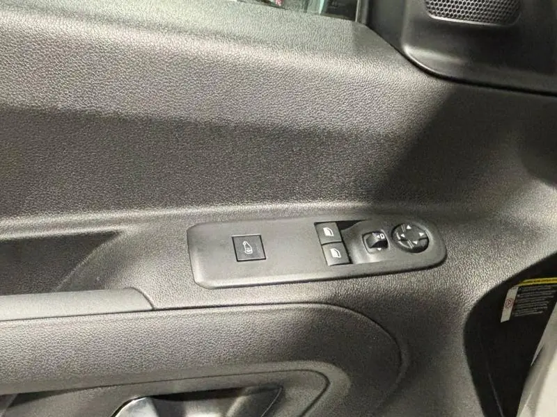 Panneau de porte côté conducteur du Peugeot Partner XL blanc Icy, avec commandes électriques des vitres et rétroviseurs.