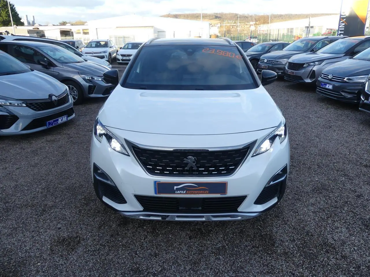 Peugeot 3008 GT Line blanc nacré vue de face, avec calandre noire et phares LED allumés.