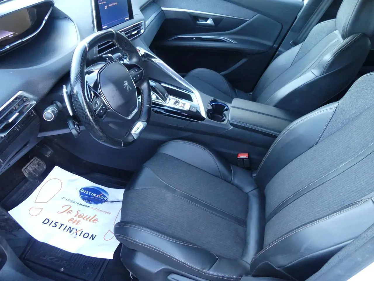 Intérieur avant du Peugeot 3008 GT Line 2020, vue côté conducteur, sellerie noire TEP et tissu avec volant compact cuir.