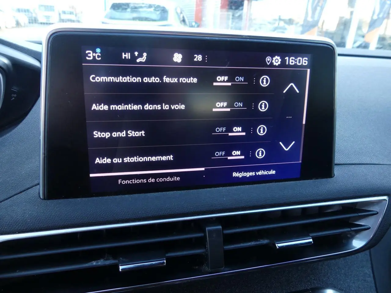 Écran tactile central du Peugeot 3008 GT Line 2020 affichant les réglages d'aides à la conduite dans l'habitacle noir.