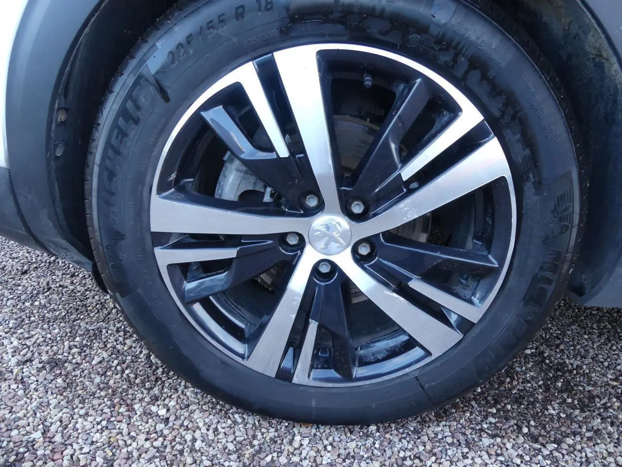 Gros plan sur la jante alliage bi-ton diamantée 18 pouces du Peugeot 3008 blanc nacré, version GT Line.