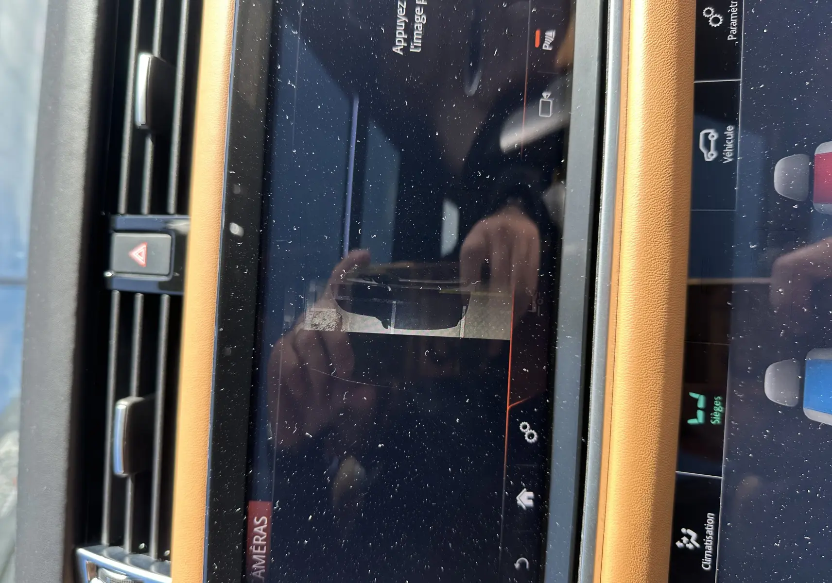 Écran tactile intérieur du Range Rover Sport gris foncé, affichant la vue caméra avec cadre en cuir marron clair.