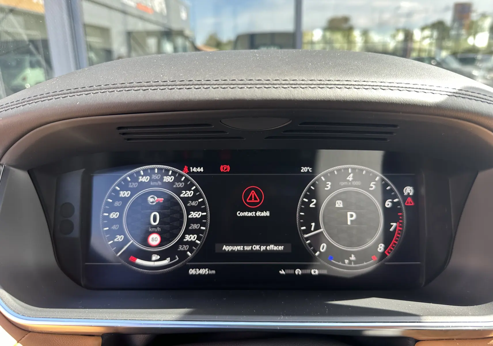 Tableau de bord numérique du Range Rover Sport II V8 5.0 Supercharged SVR Carbon Edition 2020, affichant vitesse et régime moteur.