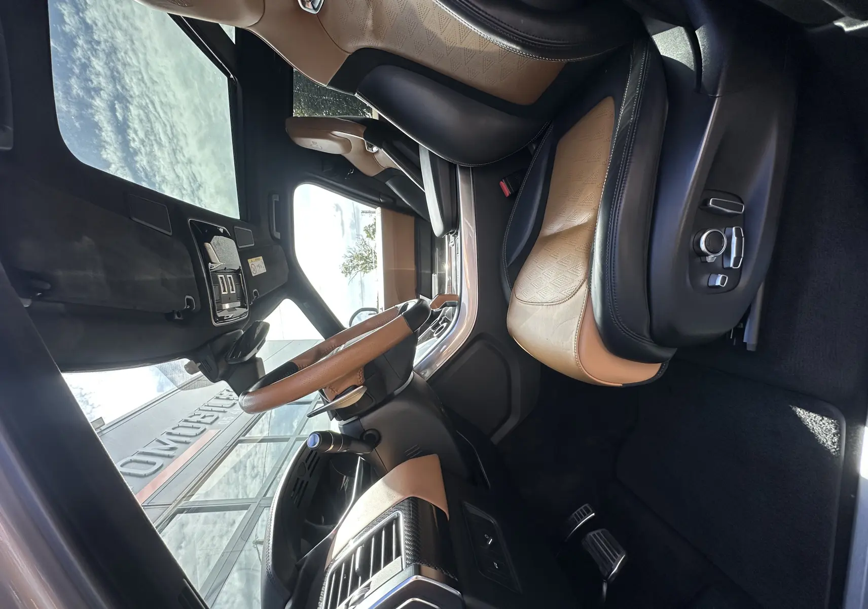 Intérieur du Range Rover Sport SVR 2020 vu côté conducteur, cuir bicolore noir et beige avec finitions carbone.