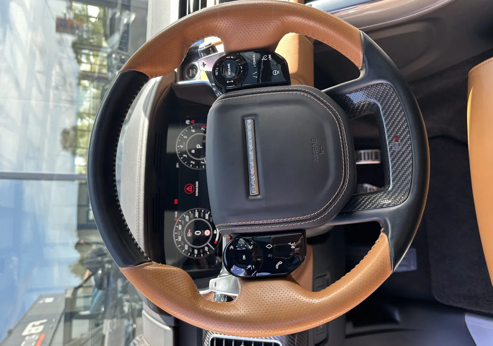 Vue plongeante sur le volant bicolore cuir et carbone du Range Rover Sport SVR Carbon Edition gris foncé 2020.